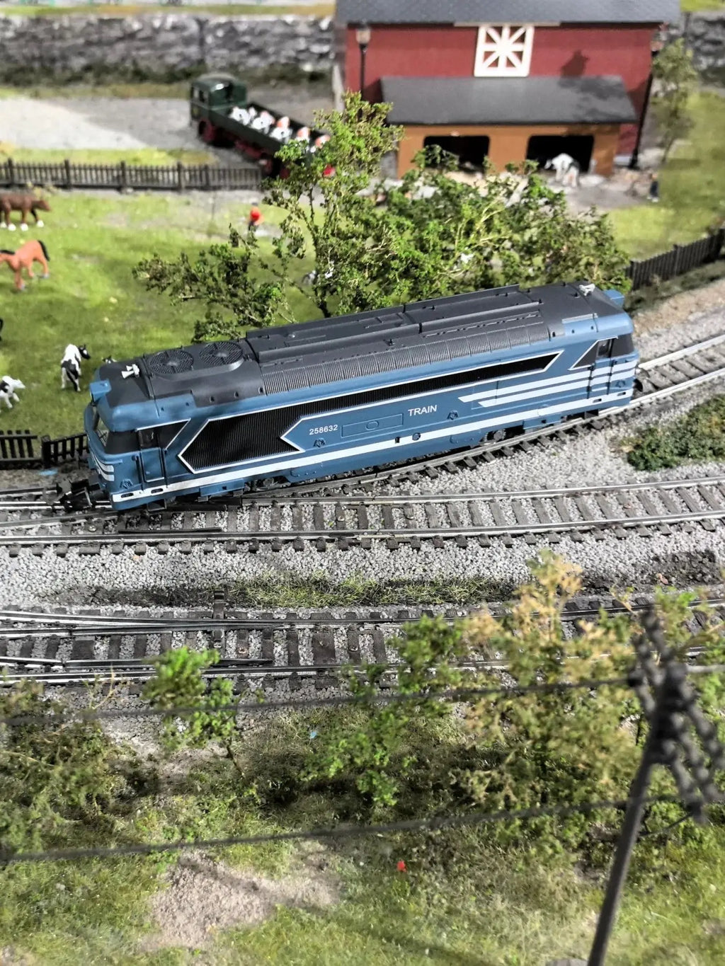 HO scale 1:87 BB 67000 diecast diesel locomotive collectible model – product view 7