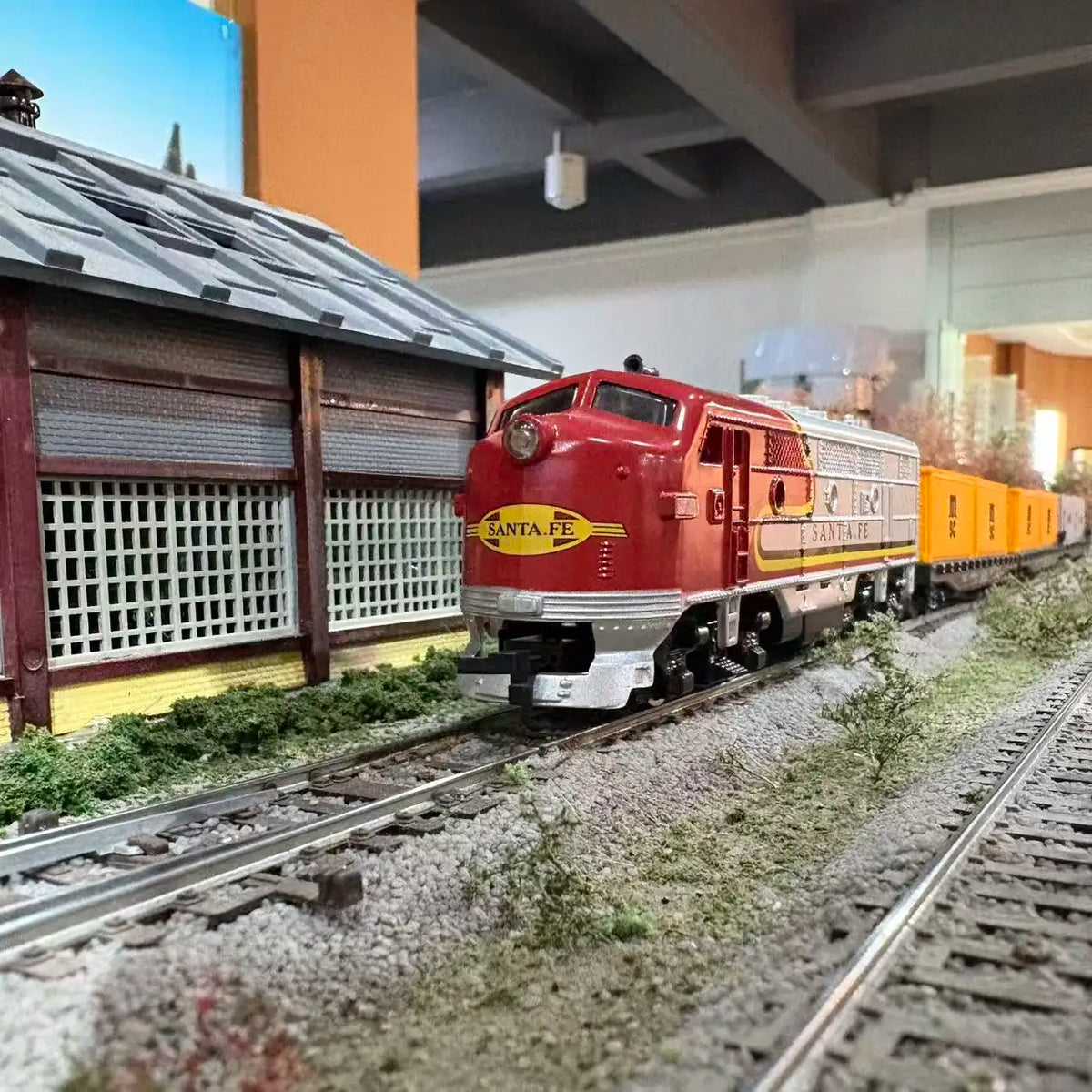 HO scale 1:87 FP7 diecast diesel locomotive collectible model – product view 20