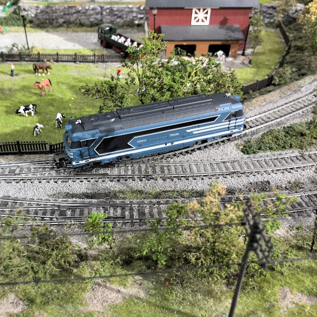 HO scale 1:87 BB 67000 diecast diesel locomotive collectible model – product view 5