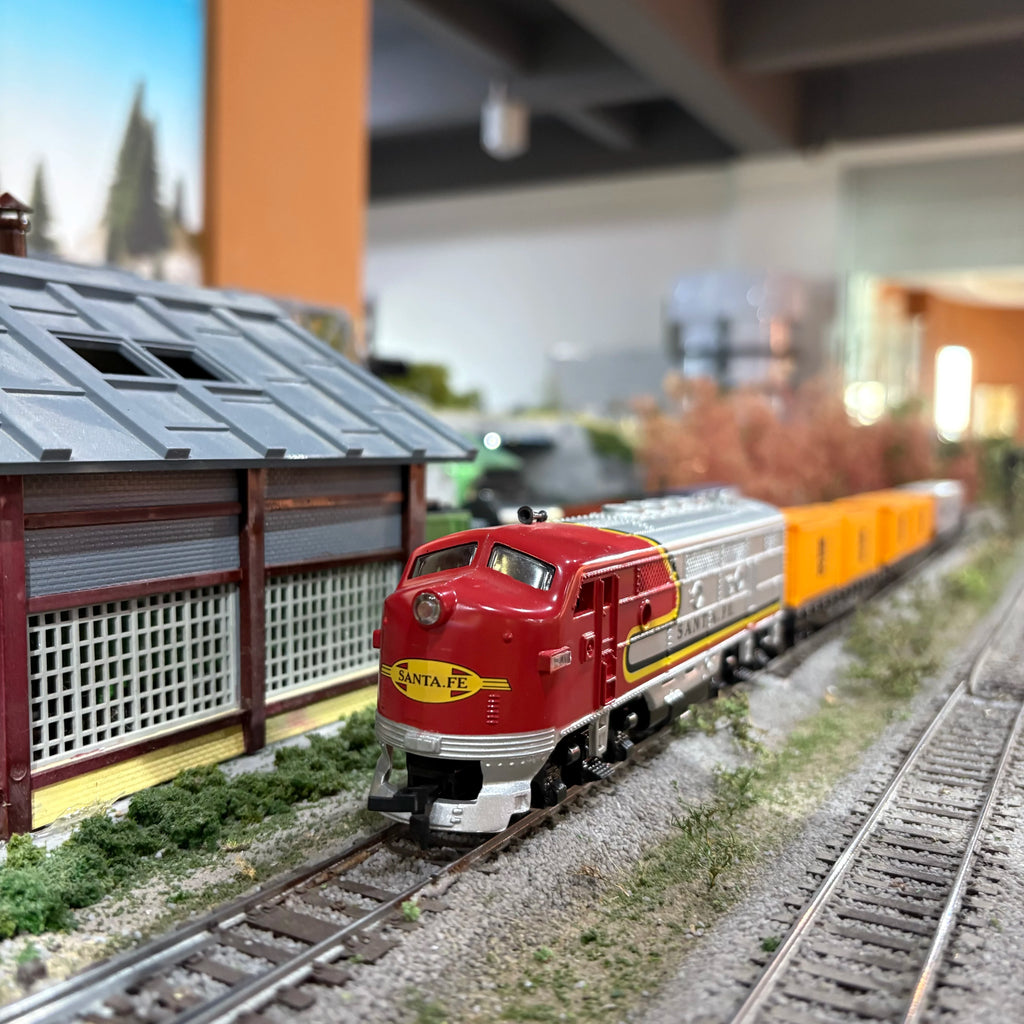 HO scale 1:87 FP7 diecast diesel locomotive collectible model – product view 1