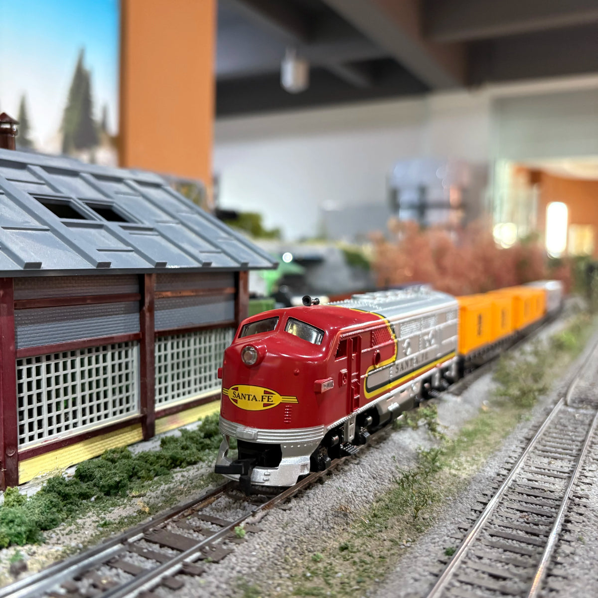 HO scale 1:87 FP7 diecast diesel locomotive collectible model – product view 1