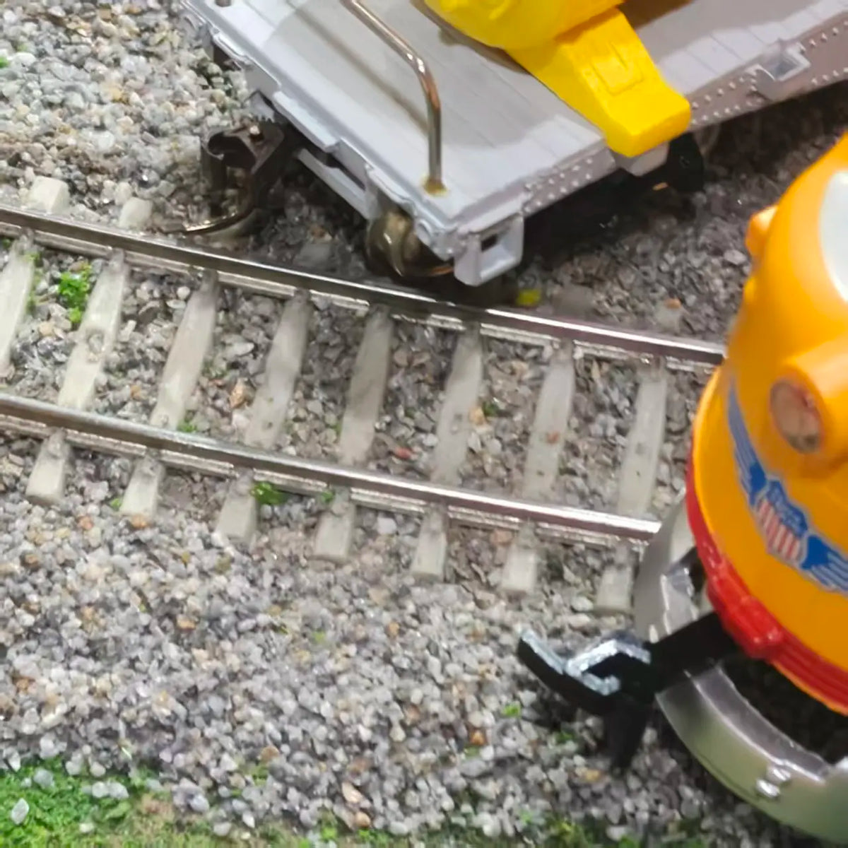 HO scale 1:87 FP7 diecast diesel locomotive collectible model – product view 9