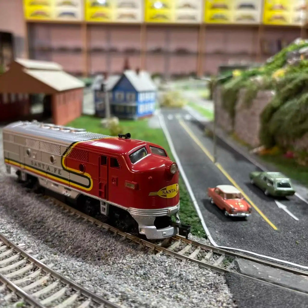 HO scale 1:87 FP7 diecast diesel locomotive collectible model – product view 2