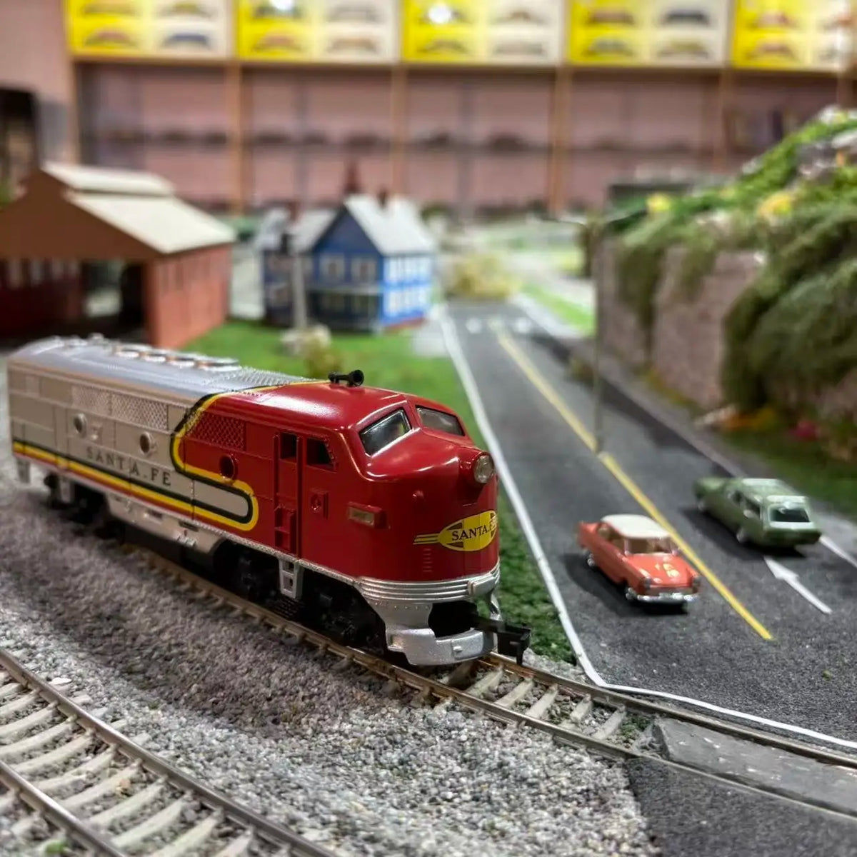 HO scale 1:87 FP7 diecast diesel locomotive collectible model – product view 2