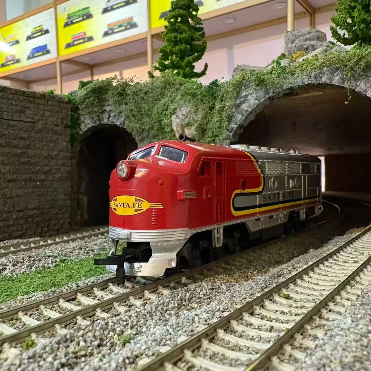 HO scale 1:87 FP7 diecast diesel locomotive collectible model – product view 15