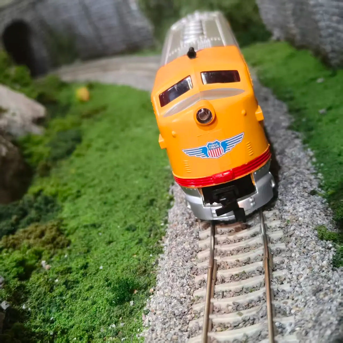 HO scale 1:87 FP7 diecast diesel locomotive collectible model – product view 11